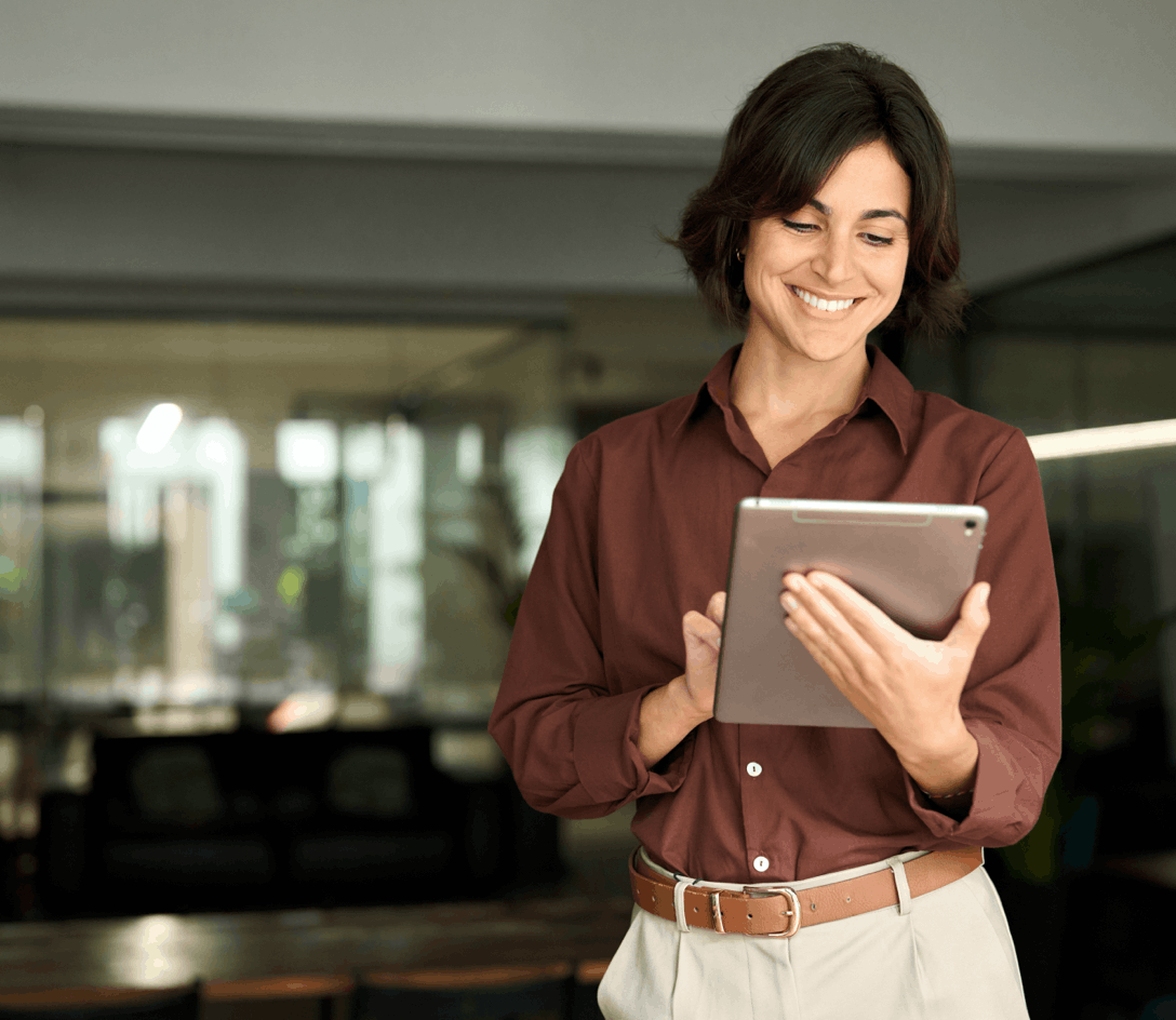 Employee using Aplano on a tablet